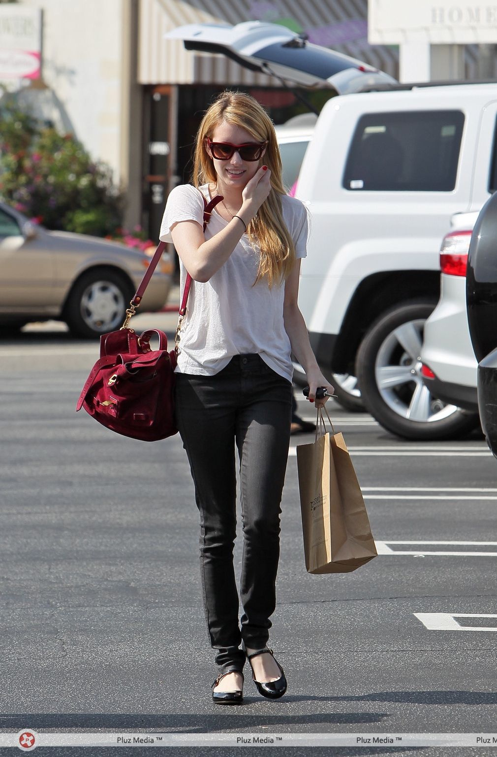 Emma Roberts shops at the Brentwood Country Mart | Picture 107303